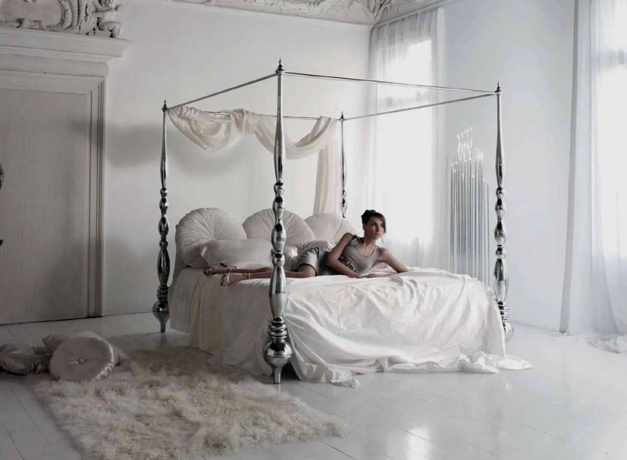 Letto Plaza, collezione Noir di Cattelan